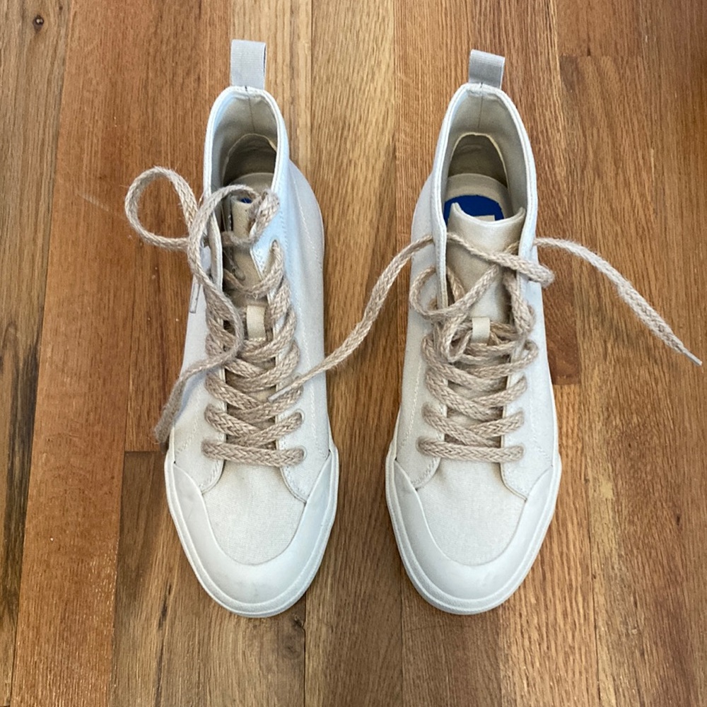 Dolce Vita Women’s Cream Sneakers Sz. 9 1/2